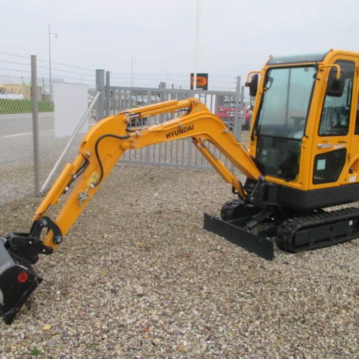 Аренда колесного экскаватора JCB JS 130W в Москве